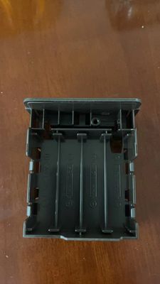 Peça Moldada por Injeção de Plástico com Sistema de Resfriamento por Água e Acabamento Superficial Polido